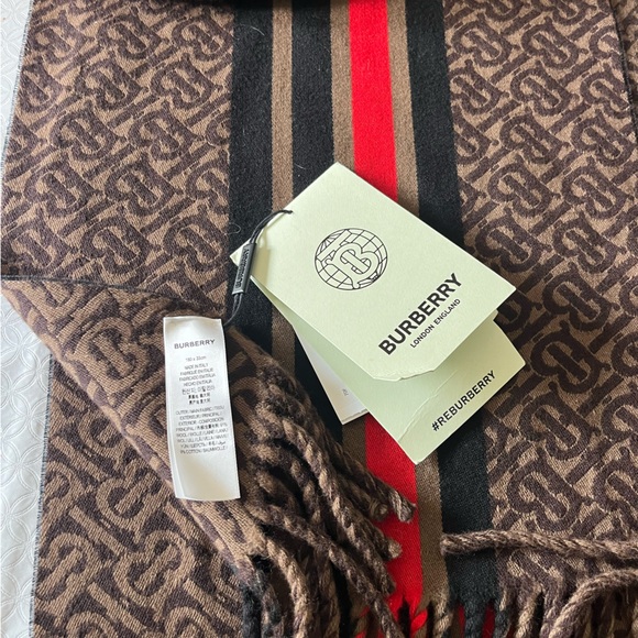 New with tags Burberry wool TB monogram scarf - Picture 6 of 10